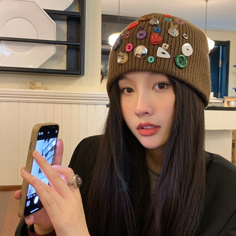 Beanie Cuffed Knit - 컬러풀한 버튼 비니 모자, 불규칙한 버튼